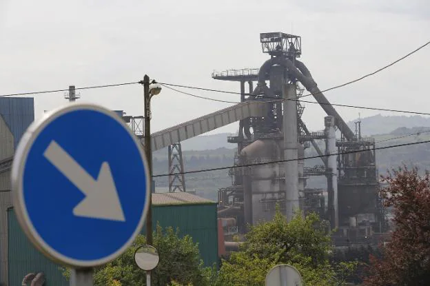 Uno de los dos hornos altos de la planta de ArcelorMittal en Gijón. / PALOMA UCHA
