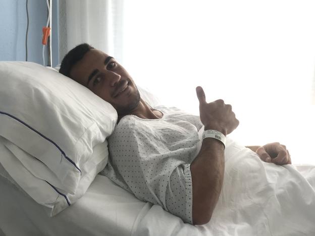 Joselu posa con una sonrisa en la cama del centro sanitario donde fue intervenido./R. O.