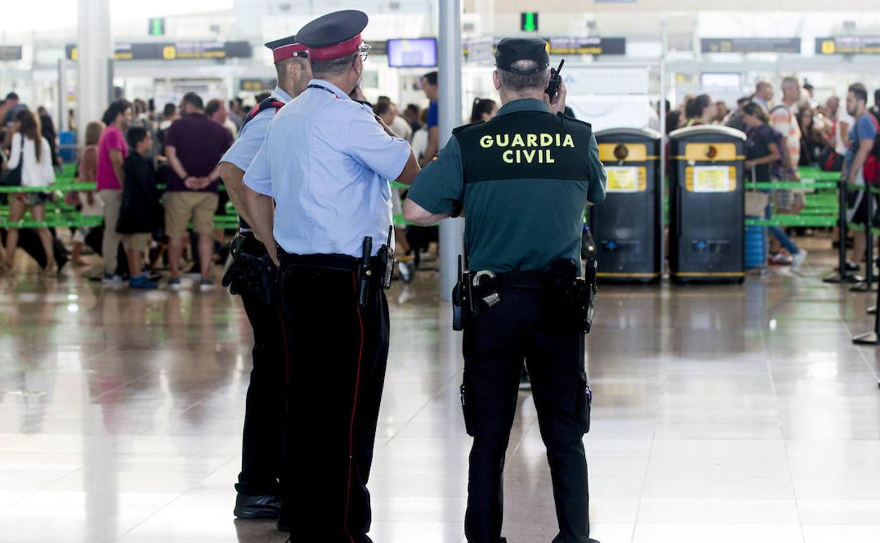 Los vigilantes de seguridad aeropuerto de Barcelona mantienen huelga indefinida | El Comercio