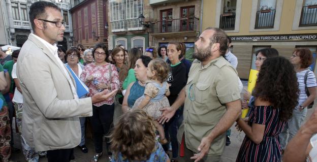 El concejal de Educación, José Luis Costillas, conversa con las trabajadoras afectadas y sus familias a la salida del Pleno. / MARIO ROJAS