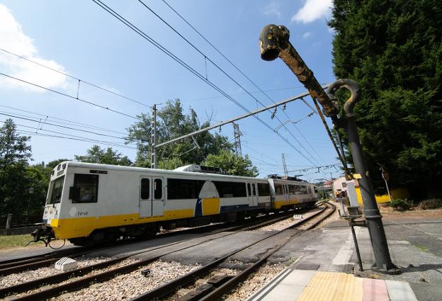 Un tren de Feve circula por la estación de Pola de Siero, una de las que tiene más viajeros. / IMANOL RIMADA