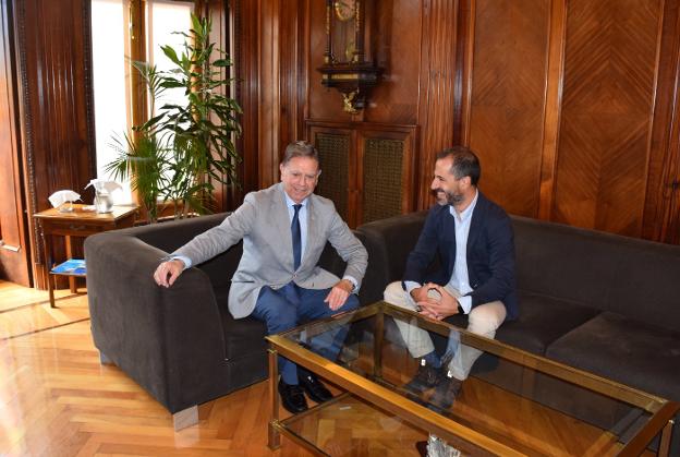 Alfredo Canteli y Ángel García, en la reunión de ayer. / E. C.