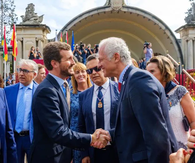 Casado saluda al alcalde de Logroño, Pablo Hermoso de Mendoza. / RAQUEL MANZANARES / EFE