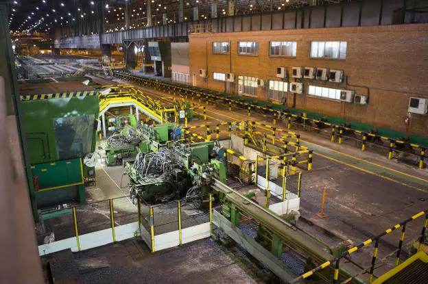 Instalaciones del tren de carril de Arcelor en Gijón, que se verán afectadas por los recortes anunciados por la compañía siderúrgica./DANIEL MORA