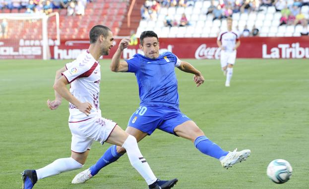 Jugada del Albacete-Real Oviedo en el Carlos Belmonte./Juan Tabernero