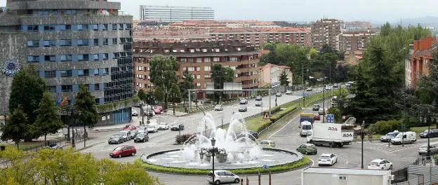 Una vista de la glorieta de la Cruz Roja, con el Bulevar de Santullano al fondo, posible ubicación del carril-bus. / ALEX PIÑA