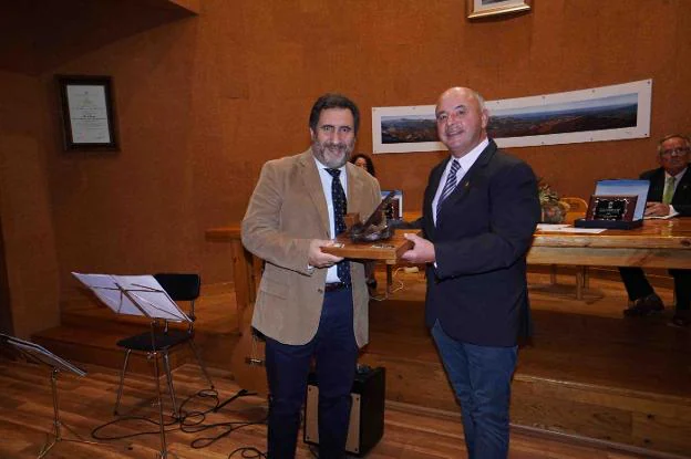 Esteban Torres Sagra recibe el premio de manos del alcalde, José Manuel Fernández, ayer en Panes. /  NEL ACEBAL