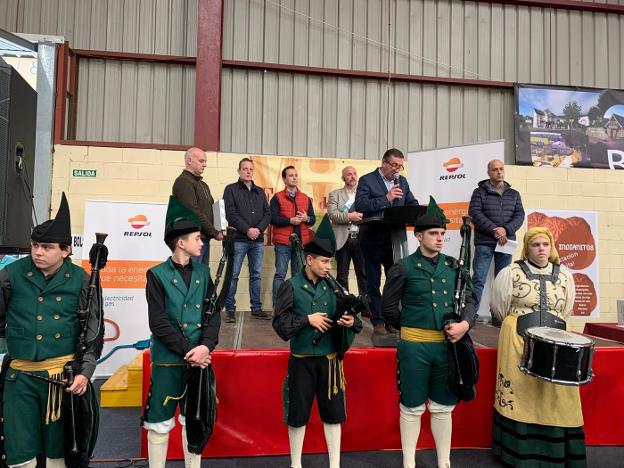 El alcalde, José Antonio Barrientos, acompañado por David Villar y Marcelino Marcos y el homenajeado, Luis Manuel Andrade, durante el acto de inauguración de la feria. / A. A.