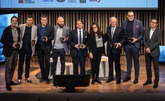 Fotografía de familia con los premiados./Bernat Alberdi