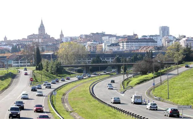 La entrada a Oviedo desde la 'Y', que desune los barrios y supone un elevado tráfico junto a la iglesia de Santullano. :: alex piña/
