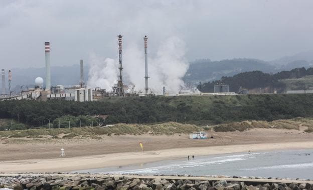 Instalaciones de Asturiana de Zinc, una de las más afectadas por la rebaja de la subasta eléctrica, ubicadas en San Juan de Nieva. / MARIETA