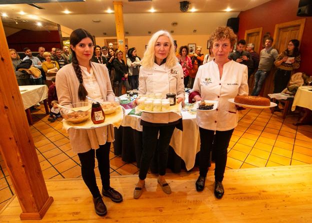 Teresa Camacho, Sara López y Maite Fernández, con sus postres. / I. R.