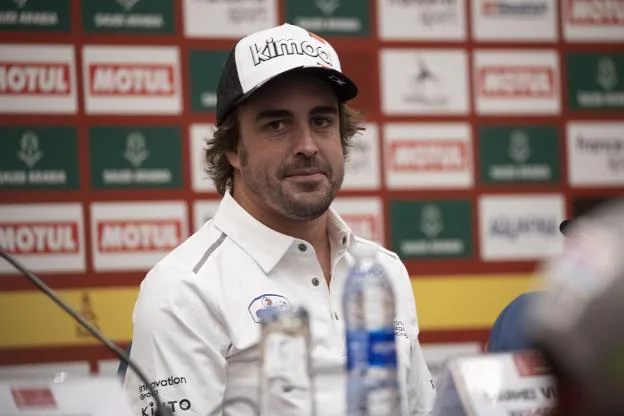 Fernando Alonso, durante su comparecencia ante los medios de comunicación ayer. / EFE