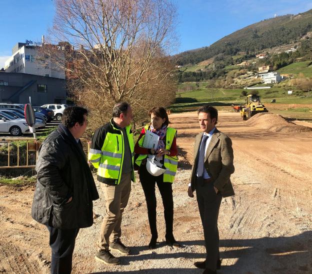 Cuesta y Pacho visitan las obras junto a los técnicos. / E. C.