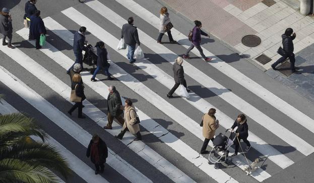 Asturianos de diferentes edades cruzando un paso de cebra. / EFE