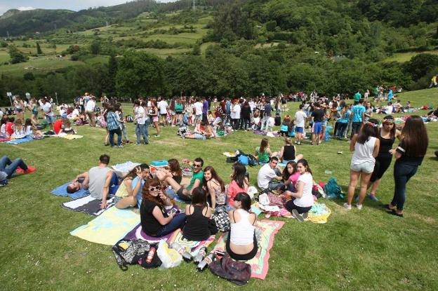 Ambiente festivalero en el Pura Tomás en Martes de Campo./