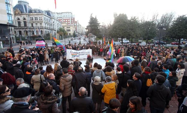 Alrededor de trescientas personas se congregaron ayer en la plaza de La Escandalera. / ALEX PIÑA