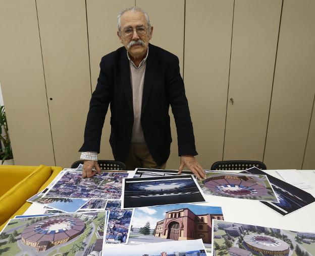 Ramón del Fresno en su inmobiliaria rodeado de planos de la Plaza de Toros. / PABLO LORENZANA