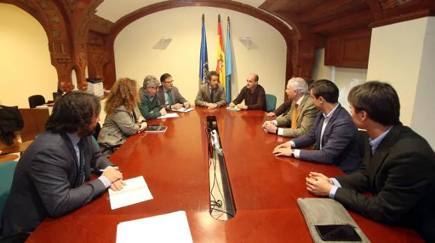 Nacho Cuesta junto con los representantes de las empresas de movilidad. / ALEX PIÑA