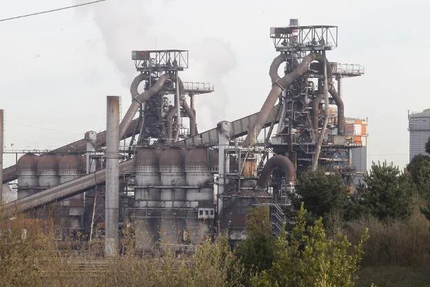 Hornos altos de Arcelor, en la planta que la multinacional posee en Gijón. / JOAQUÍN PAÑEDA