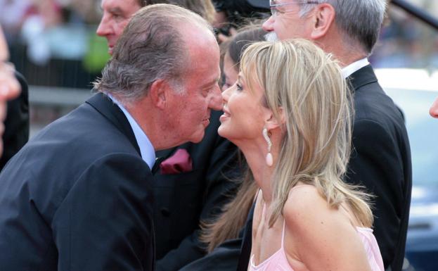 El rey Juan Carlos I saluda con un beso a Corinna Sayn-Wittgenstein durante la gala de los premios Laureus 2006 en Barcelona. /Archivo