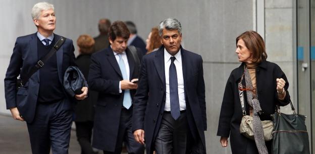 El propietario del Modoo del Calatrava, Dilip Khullar (en el centro de la imagen), ayer, antes de entrar al juzgado con sus abogados. / FOTOS: ALEX PIÑA