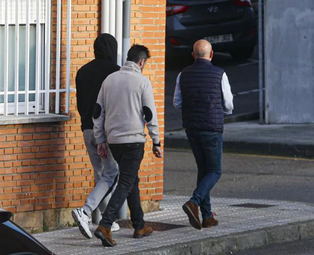 Pablo Juan Sánchez, con sudadera negra y pantalón de chándal gris, acompañado el miércoles por dos agentes de la Guardia Civil. / DAMIÁN ARIENZA