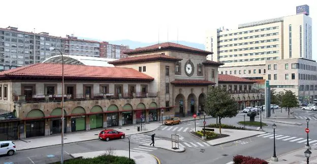 La Estación del Norte, uno de los ejes principales de movilidad de la capital, ayer con apenas movimiento ante su fachadas principal. / ALEX PIÑA