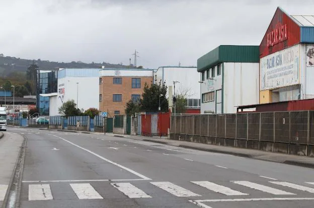 El poligono industrial Espíritu Santo, en Oviedo, ayer, tras las nuevas medidas decretadas por el Gobierno. / JOSÉ VALLINA