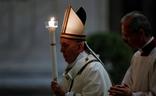 El Papa, tras el rito de la bendición del fuego y del encendido del cirio pascual./Reuters