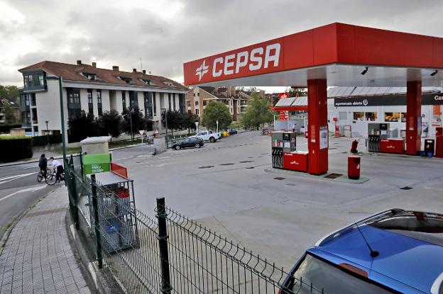 La última gasolinera abierta en Gijón, en Viesques. / ARNALDO GARCÍA