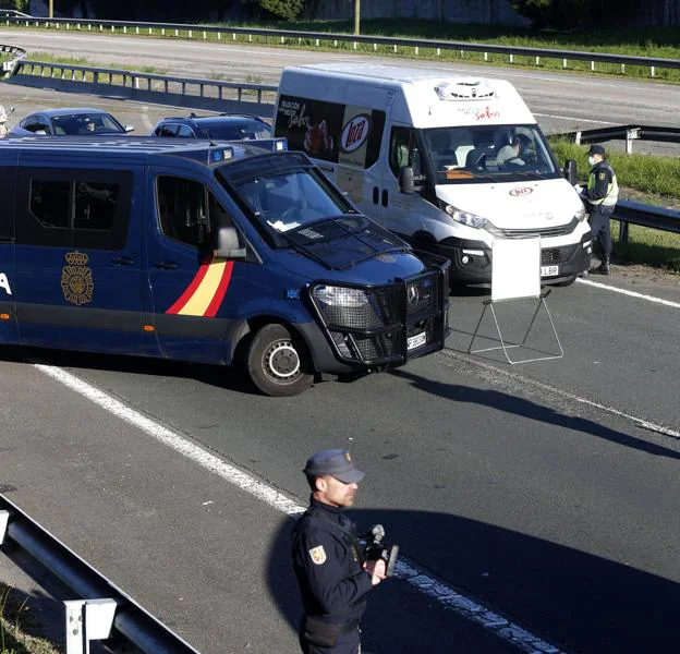 Un control en uno de los accesos a Oviedo. / PABLO LORENZANA