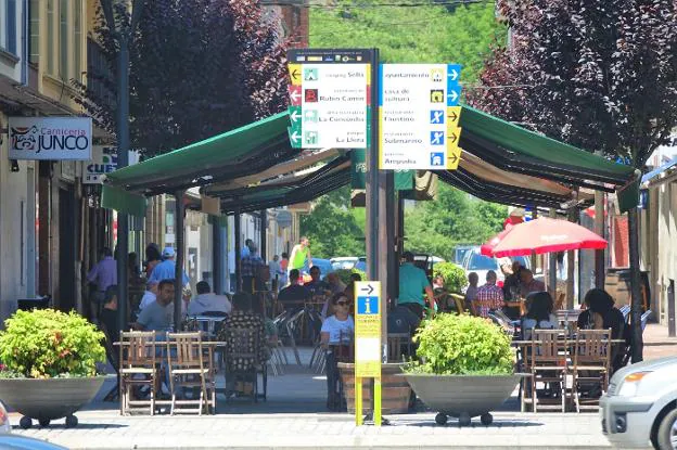 Varias terrazas en la calle, ya peatonal, de Ramón del Valle, en el centro de Arriondas. / XUAN CUETO