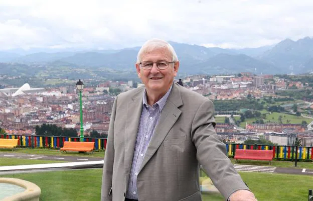 El presidente del Centro Asturiano en uno de los jardines del club de campo. / ALEX PIÑA