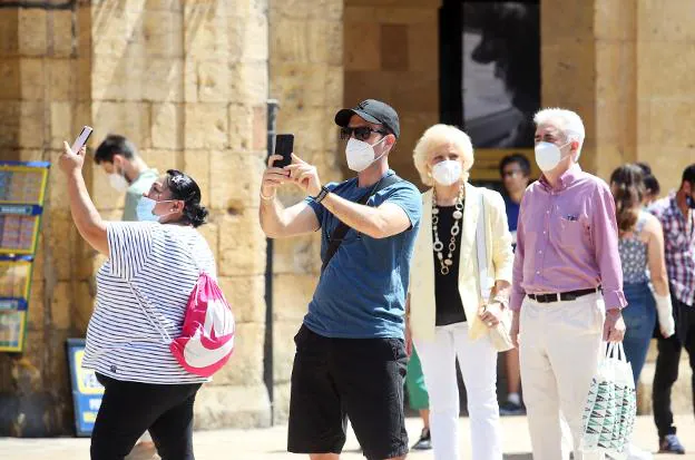 Tres personas, con mascarilla en el centro de Oviedo. / ALEX PIÑA