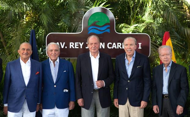 Gustavo Cisneros, Alfonso Fanjul, JuanCarlos I, Pepe Fanjul y Pepín Corripio, en la inauguración de la avenida que lleva el nombre del Rey Emérito en el complejo turístico Casa de Campo, en República Dominicana, en 2015./EFE