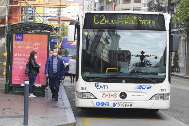 Un autobús municipal de la línea C2, que cubre el trayecto Lugones-HUCA y las facultades. / E. C.