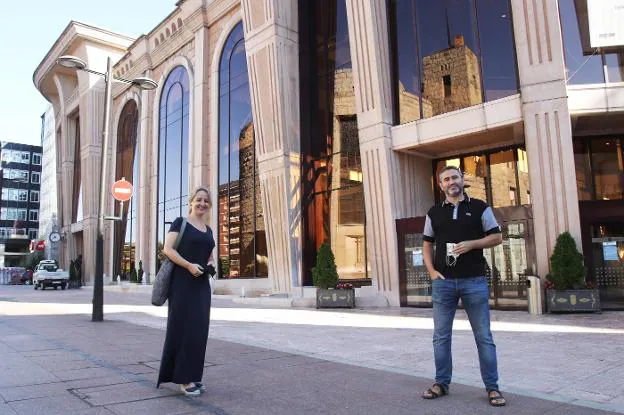 La soprano Ana Nebot y el tenor Juan Noval delante del Auditorio, donde inaugurarán esta tarde los conciertos de San Mateo. / JOSE VALLINA