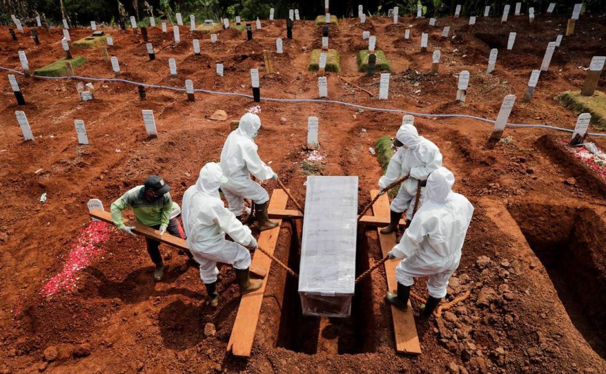 Indonesia condena a los que no lleven mascarilla a cavar tumbas para los muertos por coronavirus | El Comercio