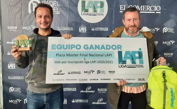 Segunda Masculina. El capitán del Podología Arnaiz, Pablo Menéndez, con el trofeo, y el patrocinador del equipo, Benjamín Arnaiz.