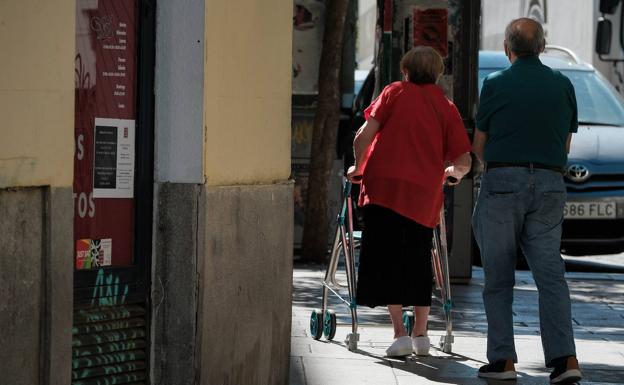 Dos jubilados caminan por la calle./Óscar Chamorro