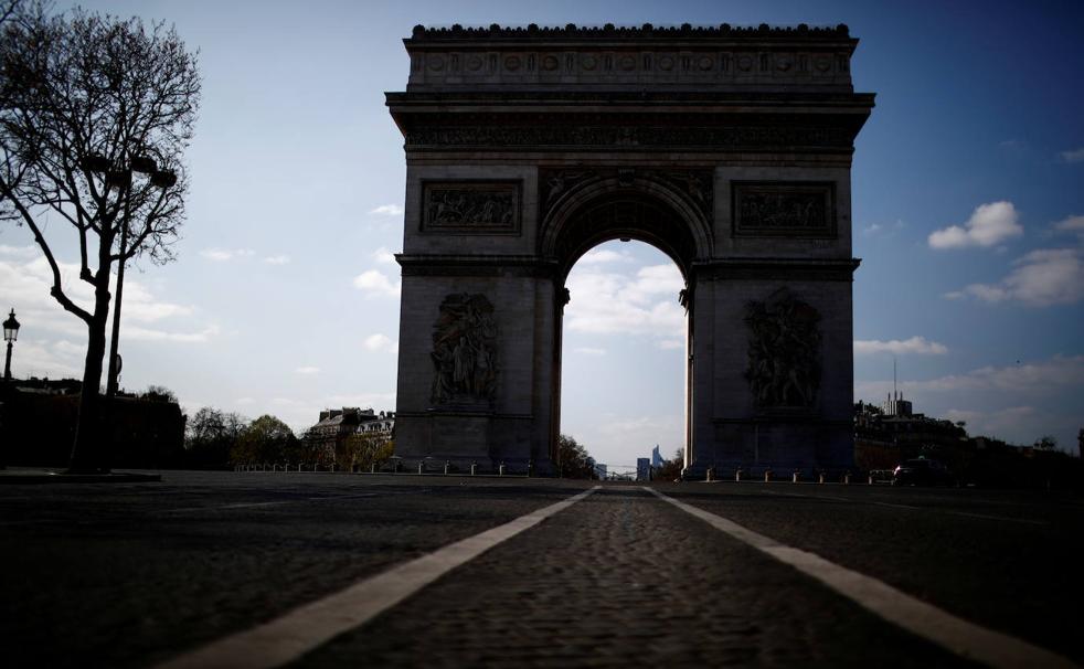 El Arco de Triunfo, una de lugares más visitados de París, completamente desierto a causa de las restricciones impuestas para contener el avance del virus./REUTERS