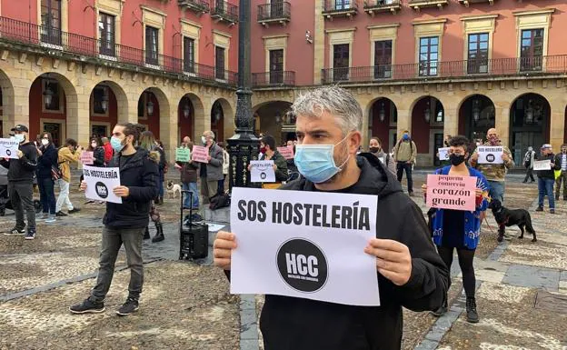 La protesta de los hosteleros en Gijón. /Damián Arienza