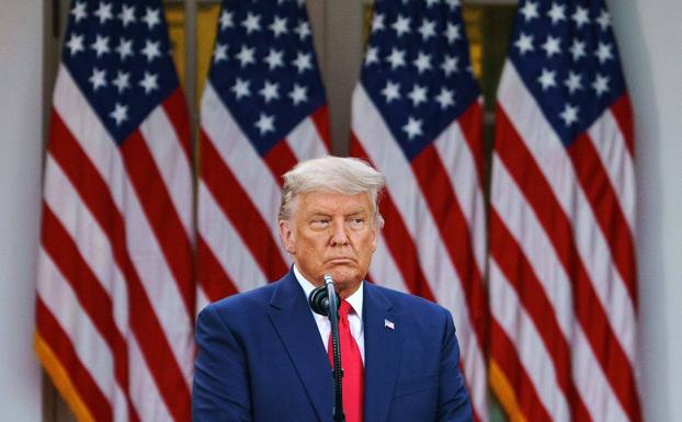 Trump, con gesto serio, al reaparecer el viernes ante los medios. /AFP