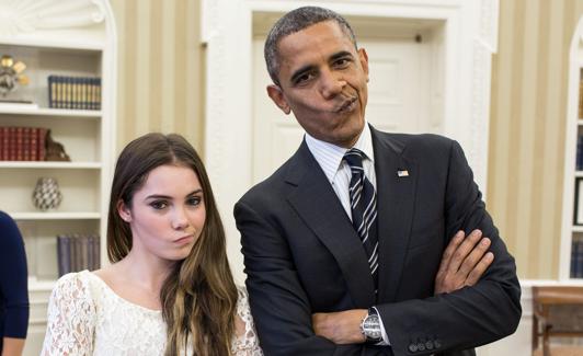 La gimnasta McKayla Maroney hace con Obama el gesto que la hizo tan popular. /Pete Souza/AFP