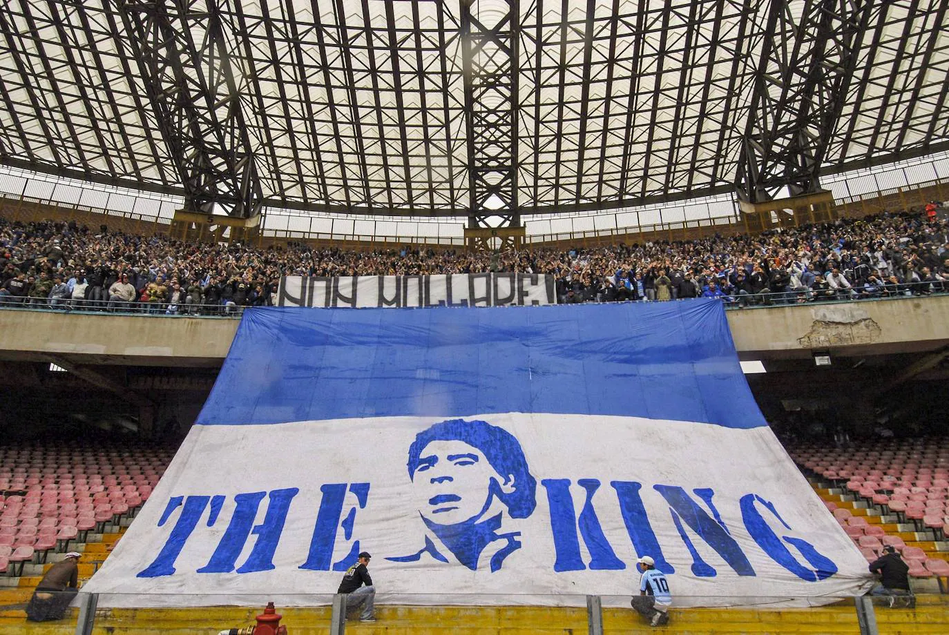 Pancarta de Diego Armando Maradona en San Paolo (Nápoles)./Archivo