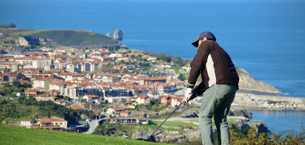 Julio Eladio Díaz makes a double at the GSA League stop in Llanes