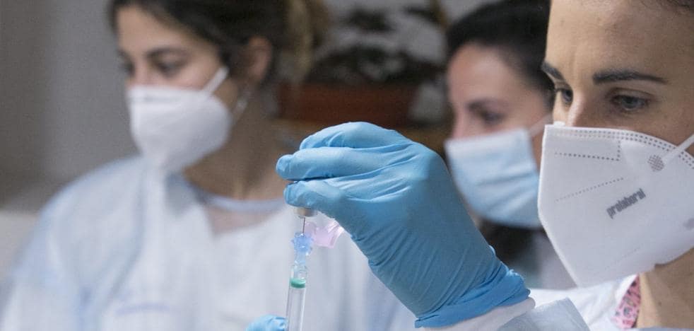 The priorities in the vaccination of Asturian health personnel unleash a political storm