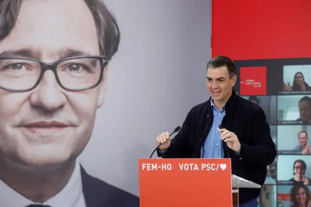 El presidente del Gobierno, Pedro Sánchez, respalda en un mitin al candidato del PSC, el exministro Salvador Illa, ayer. / EFE