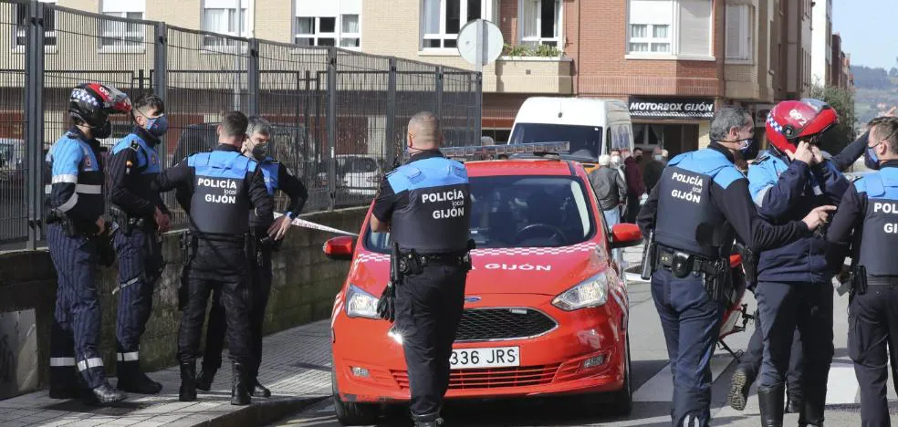 La Policía De Gijón Reduce A Tiros A Un Hombre Que Le Atacó Con Un ...